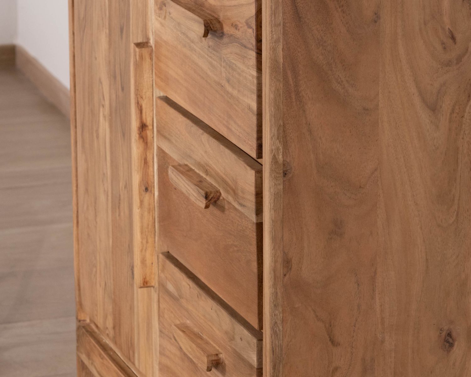 Piccolo mobile basso per porcellane in stile scandinavo "Melody" in acacia