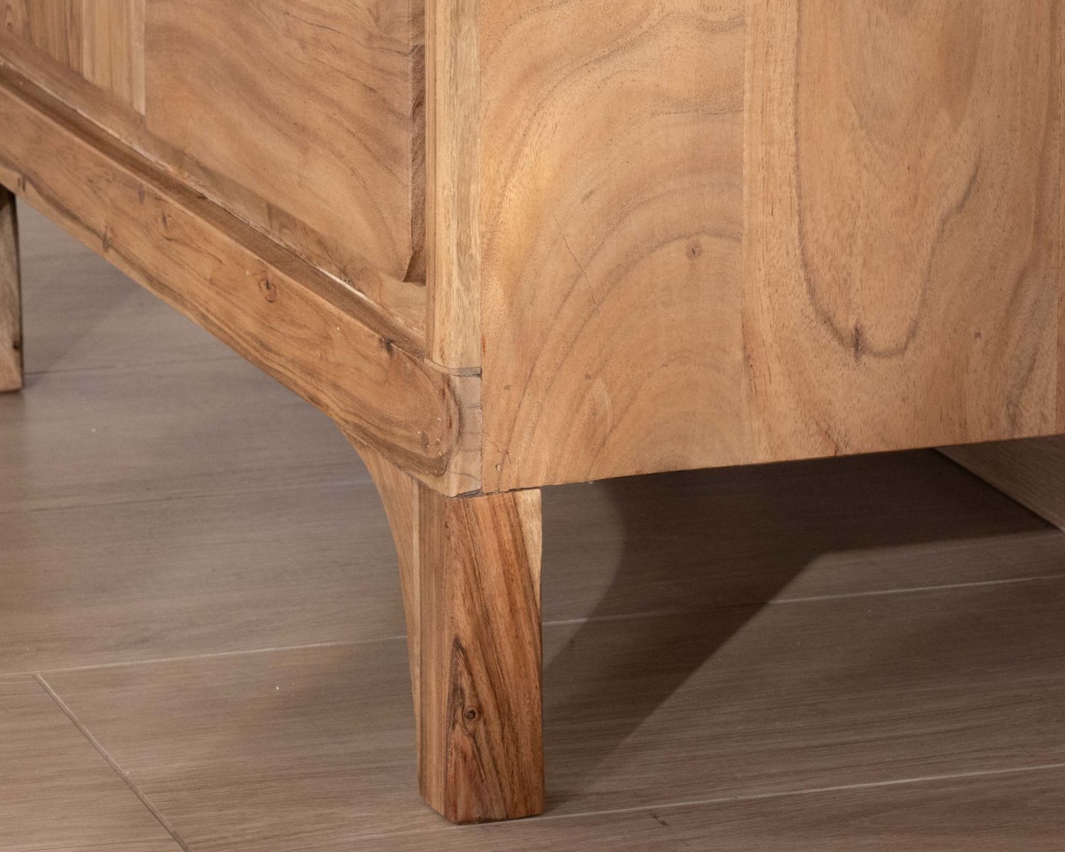 Piccolo mobile basso per porcellane in stile scandinavo "Melody" in acacia