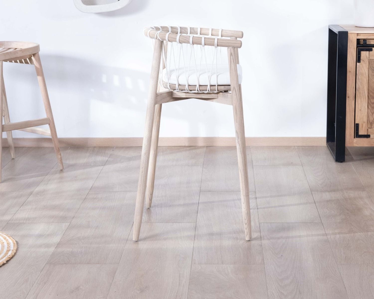 Seggiolone "Katue" in legno esotico e corda intrecciata