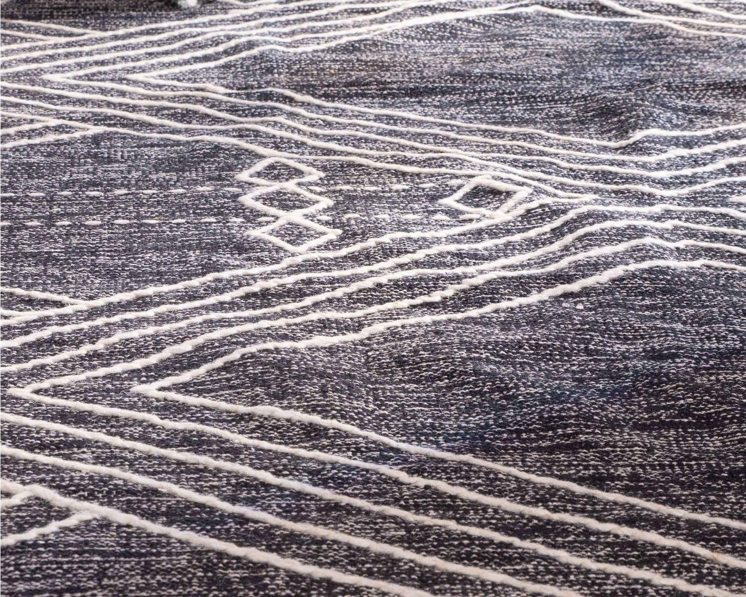 Grande tappeto etnico nero con motivo ricamato bianco "Foreign" 300x200cm