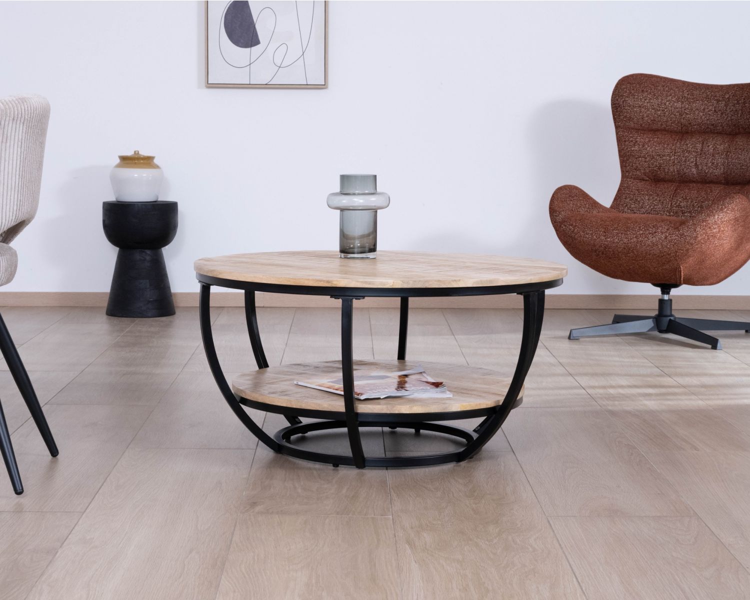 Tavolino rotondo "Loopie" con doppio piano in legno massiccio di mango e struttura in metallo nero