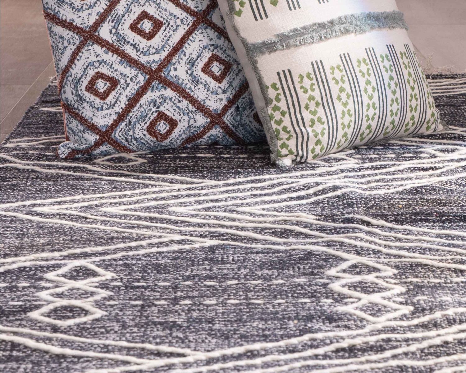 Tappeto in lana e cotone nero con motivo etnico "Foreign" 120 x 180 cm