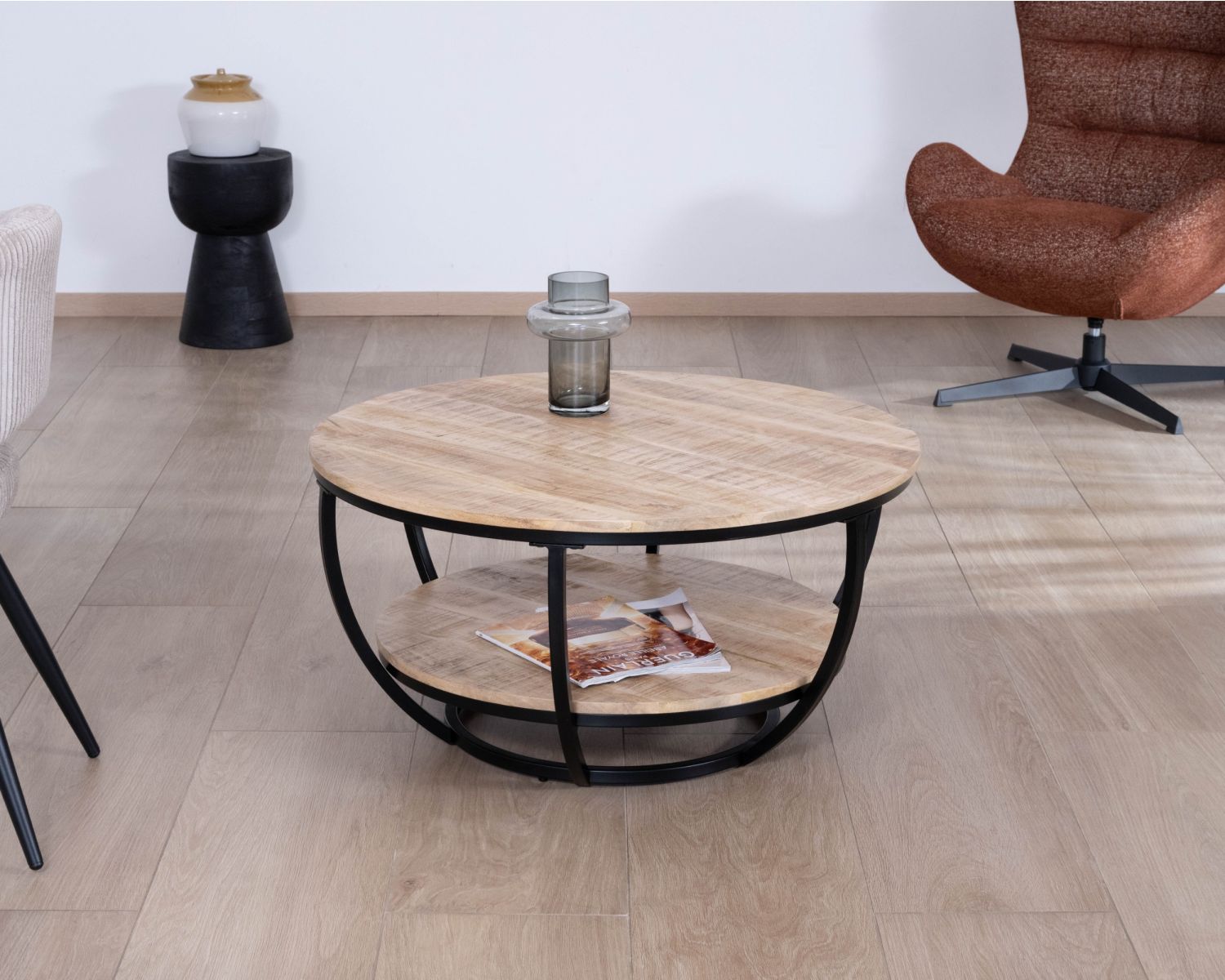 Tavolino rotondo "Loopie" con doppio piano in legno massiccio di mango e struttura in metallo nero