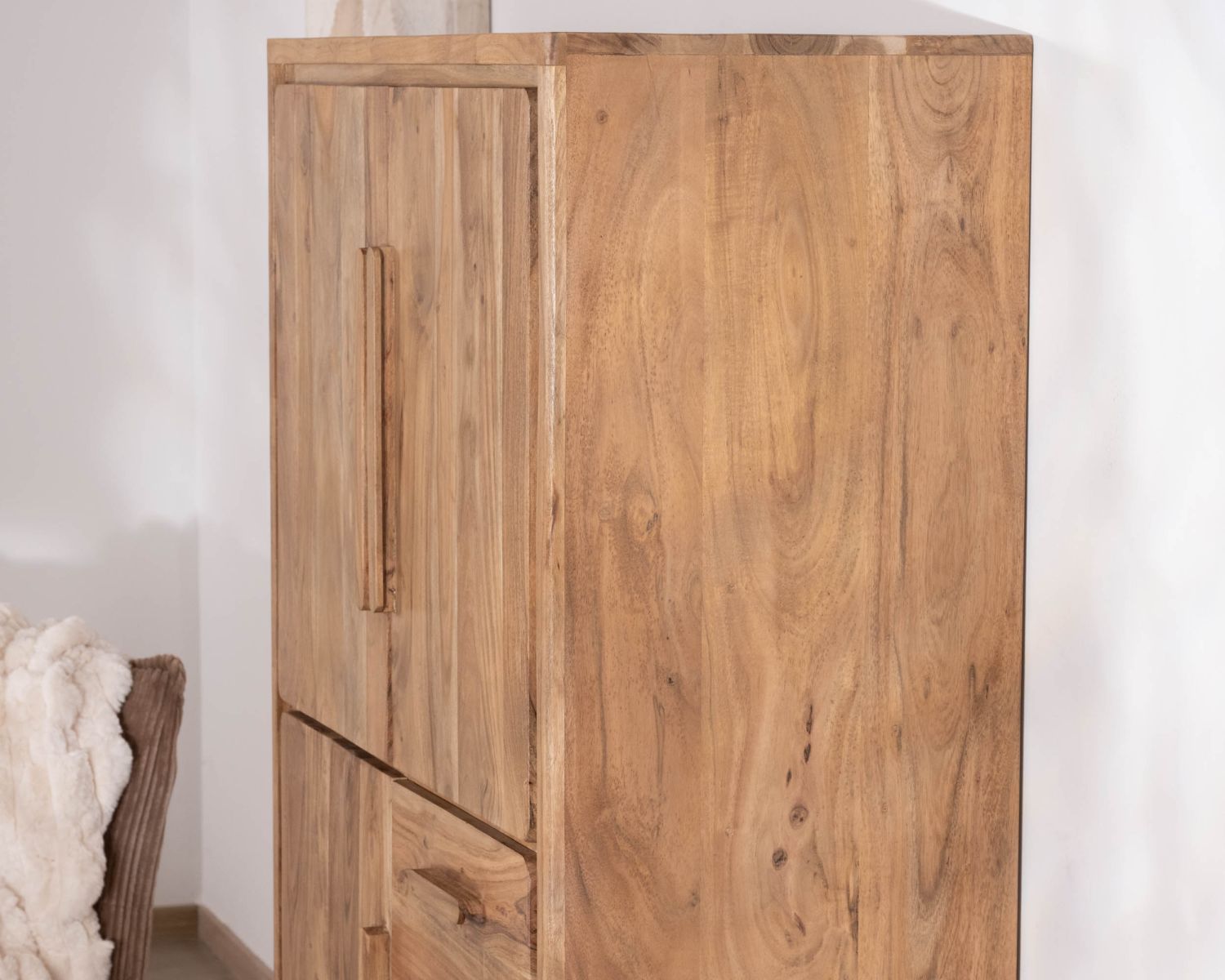 Piccolo mobile basso per porcellane in stile scandinavo "Melody" in acacia