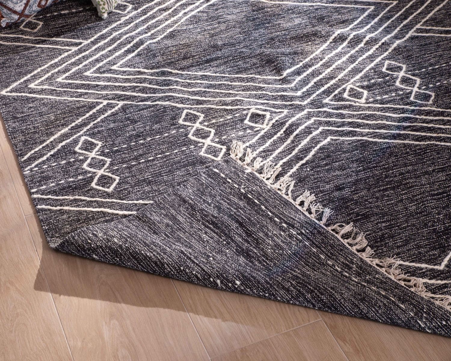 Grande tappeto etnico nero con motivo ricamato bianco "Foreign" 300x200cm