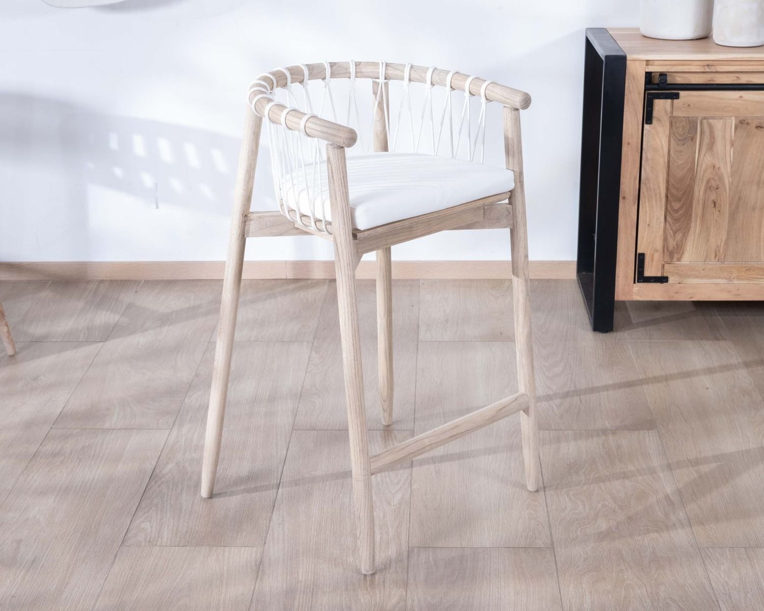 Seggiolone "Katue" in legno esotico e corda intrecciata