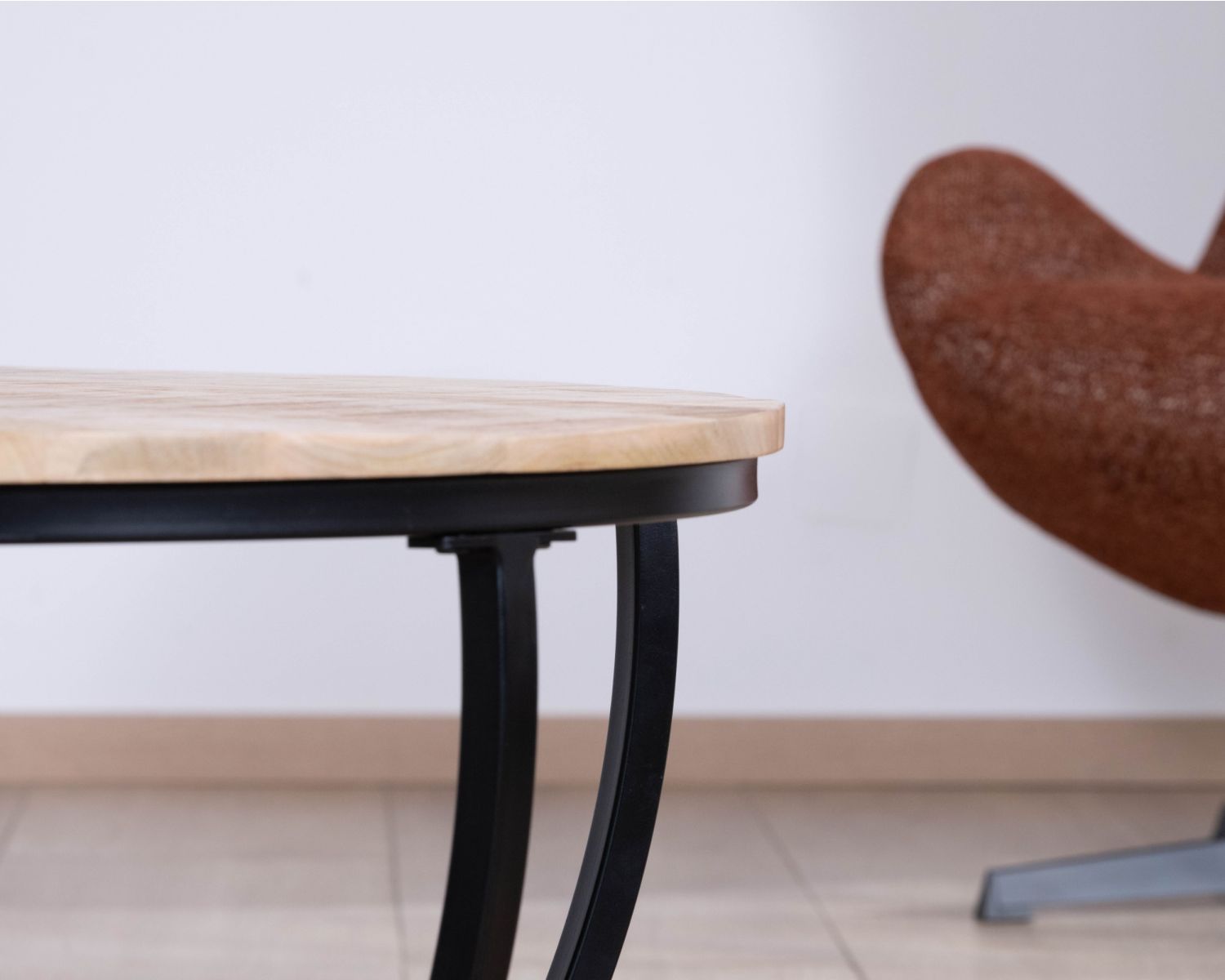 Tavolino rotondo "Loopie" con doppio piano in legno massiccio di mango e struttura in metallo nero