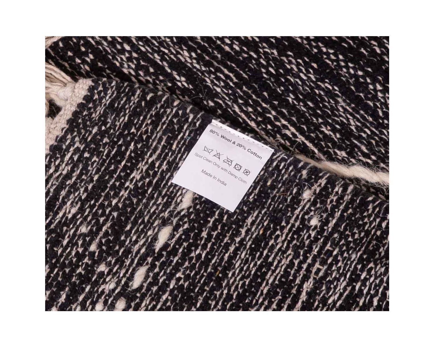 Grande tappeto etnico nero con motivo ricamato bianco "Foreign" 300x200cm