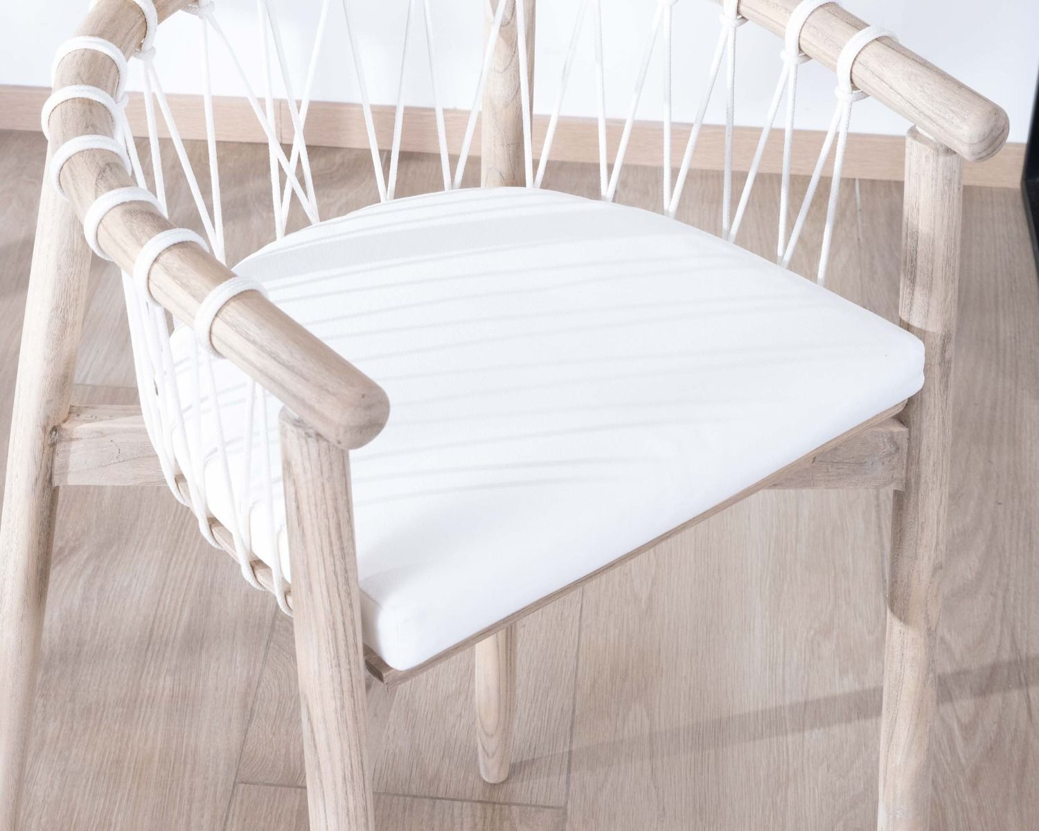 Seggiolone "Katue" in legno esotico e corda intrecciata