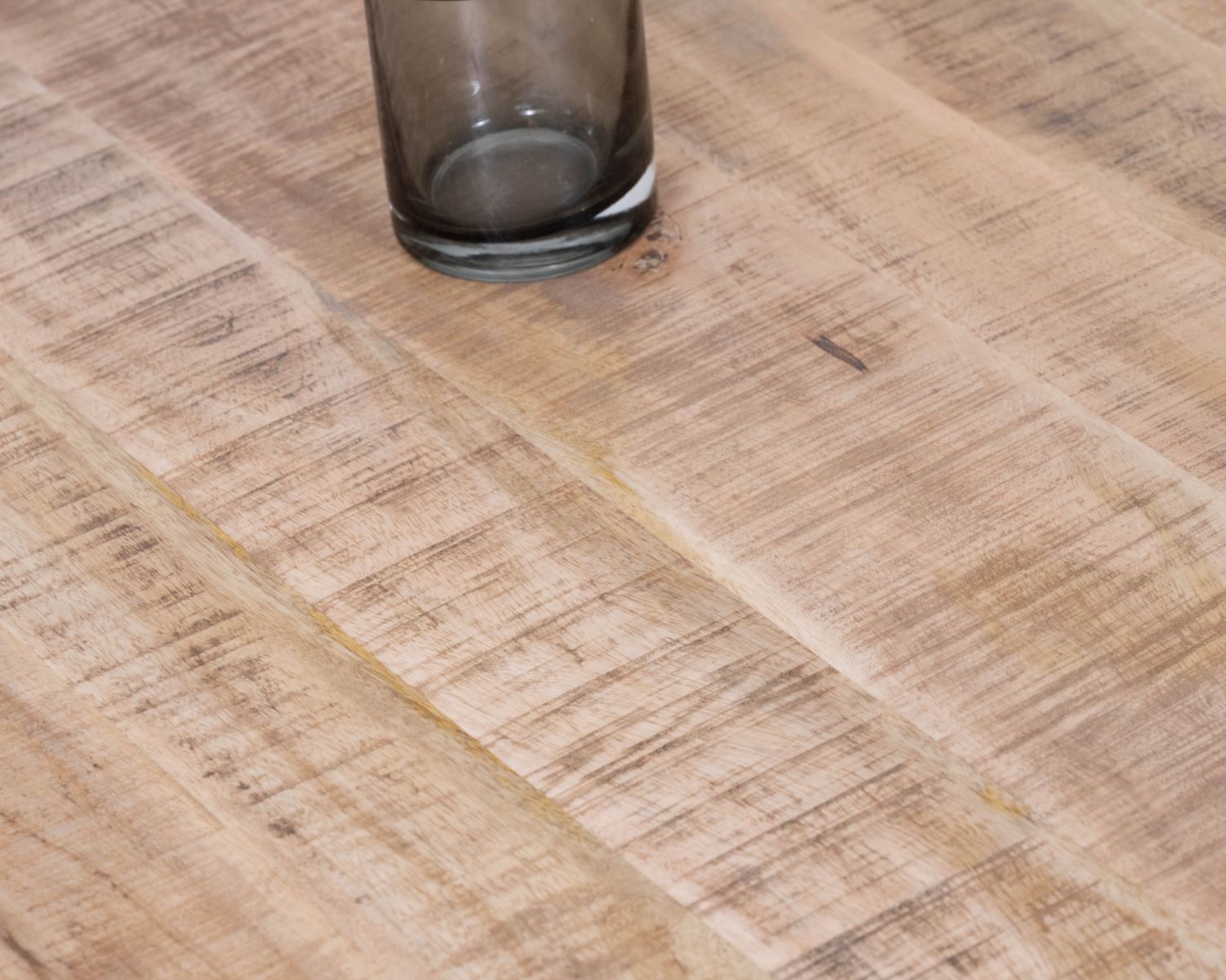 Tavolino rotondo "Loopie" con doppio piano in legno massiccio di mango e struttura in metallo nero