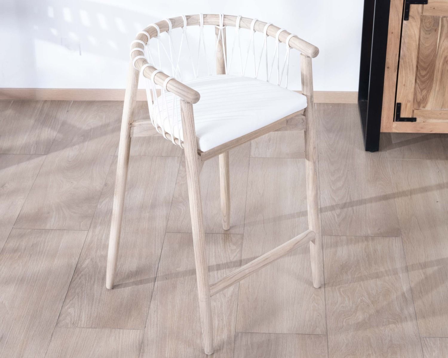 Seggiolone "Katue" in legno esotico e corda intrecciata