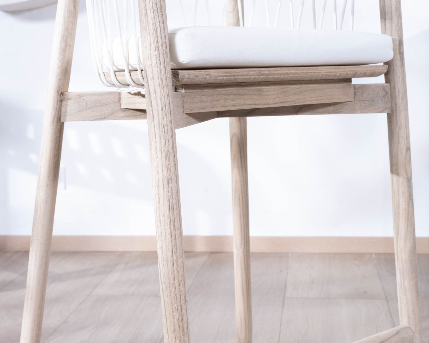 Seggiolone "Katue" in legno esotico e corda intrecciata