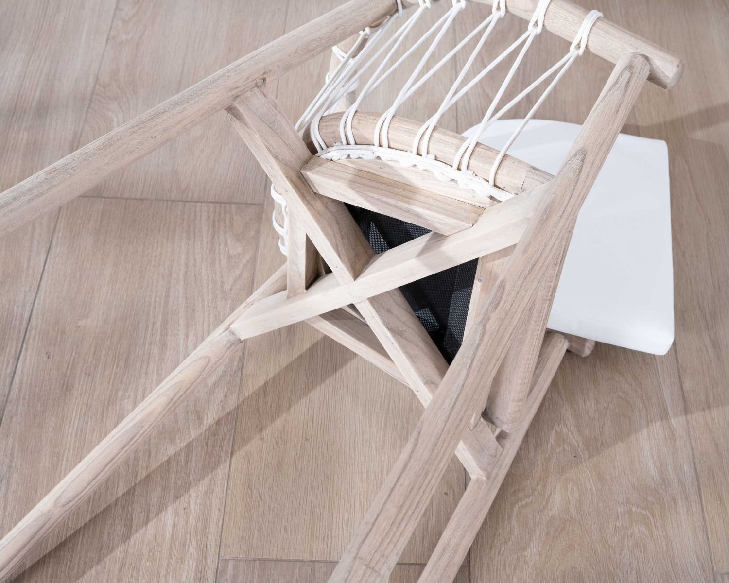 Seggiolone "Katue" in legno esotico e corda intrecciata