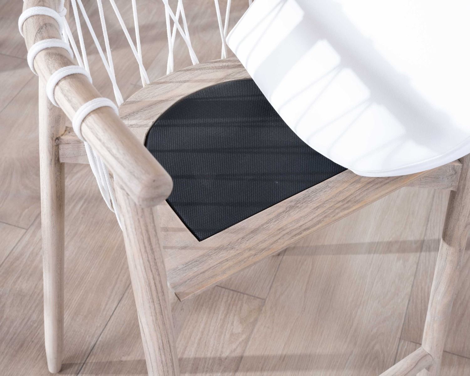 Seggiolone "Katue" in legno esotico e corda intrecciata