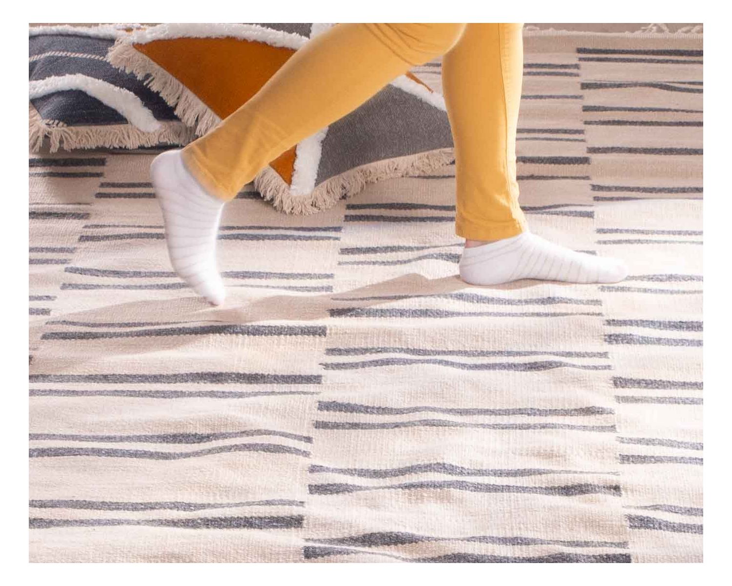 Tappeto rettangolare "etnico" bianco con frange e strisce blu 120x180 cm