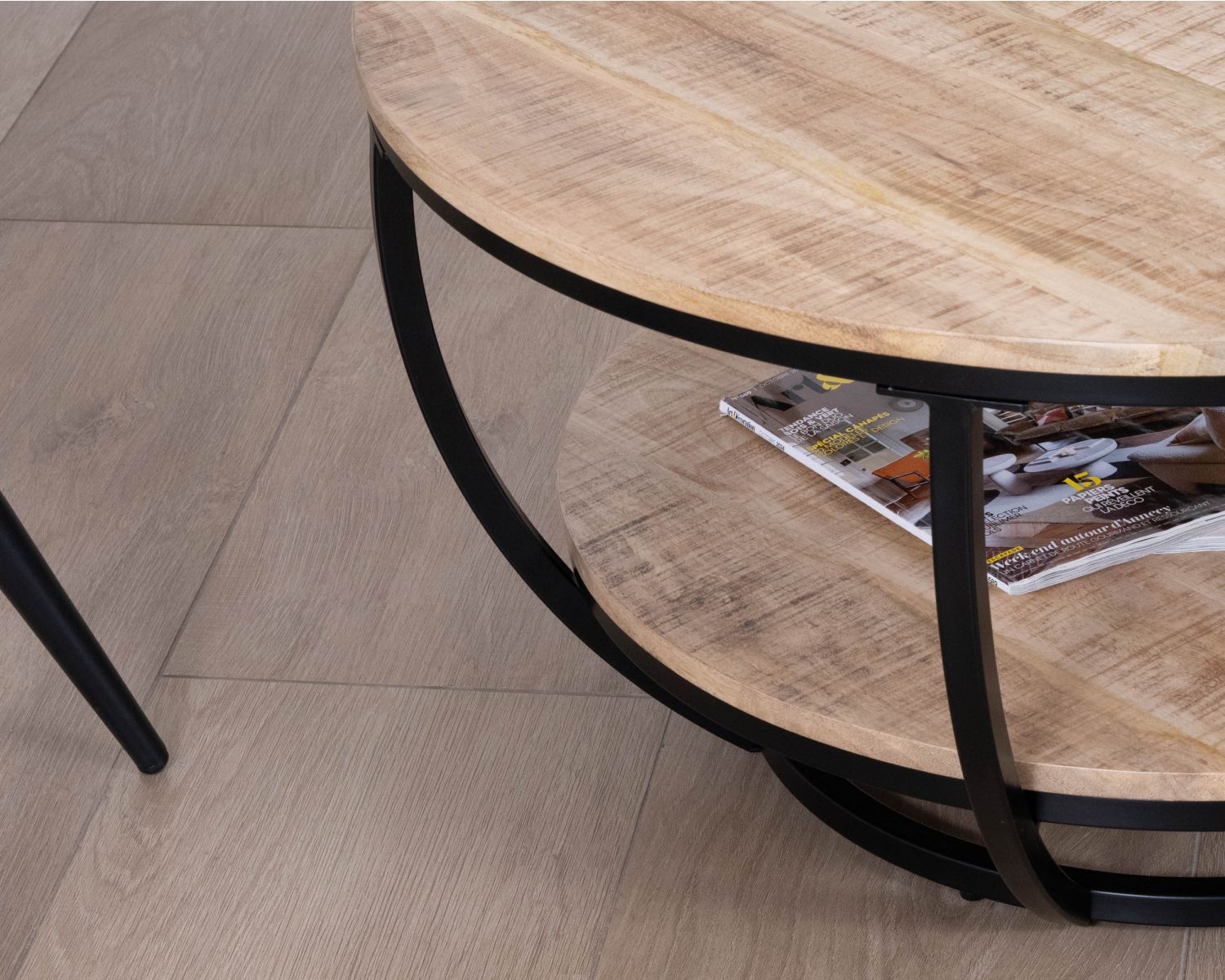 Tavolino rotondo "Loopie" con doppio piano in legno massiccio di mango e struttura in metallo nero