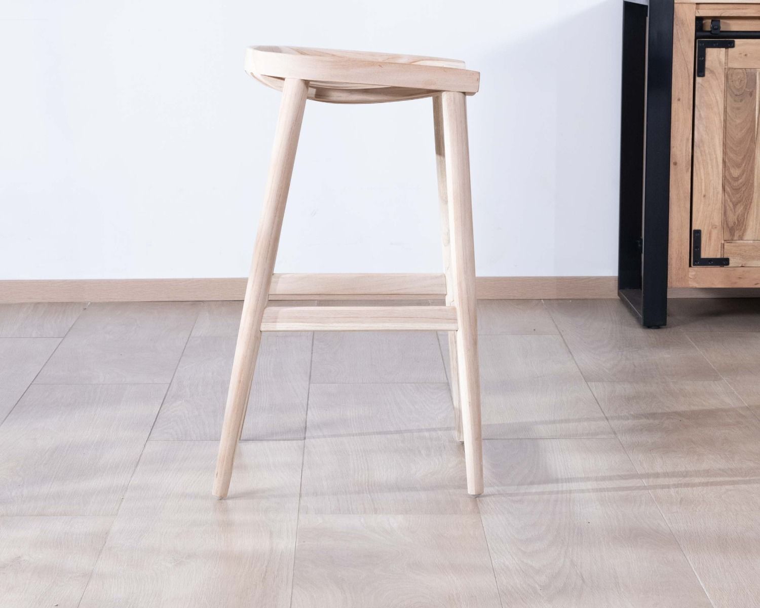 Sgabello da bar sottile in teak massiccio "Juan