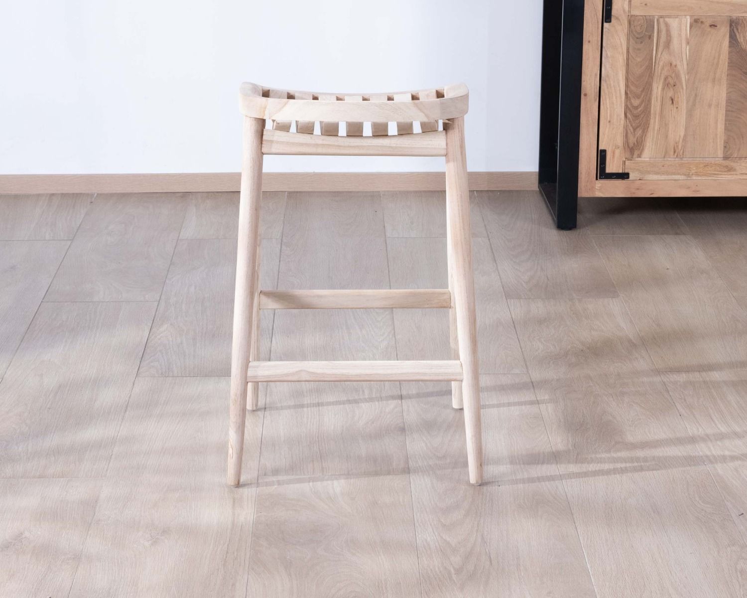 Sgabello da bar sottile in teak massiccio "Juan