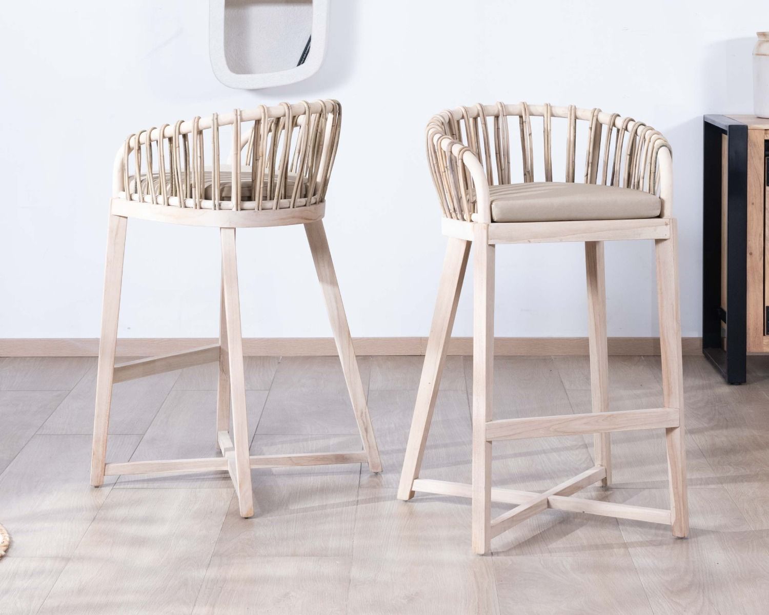 Seggiolone "Wilma" in teak e rattan con rivestimento in tessuto beige