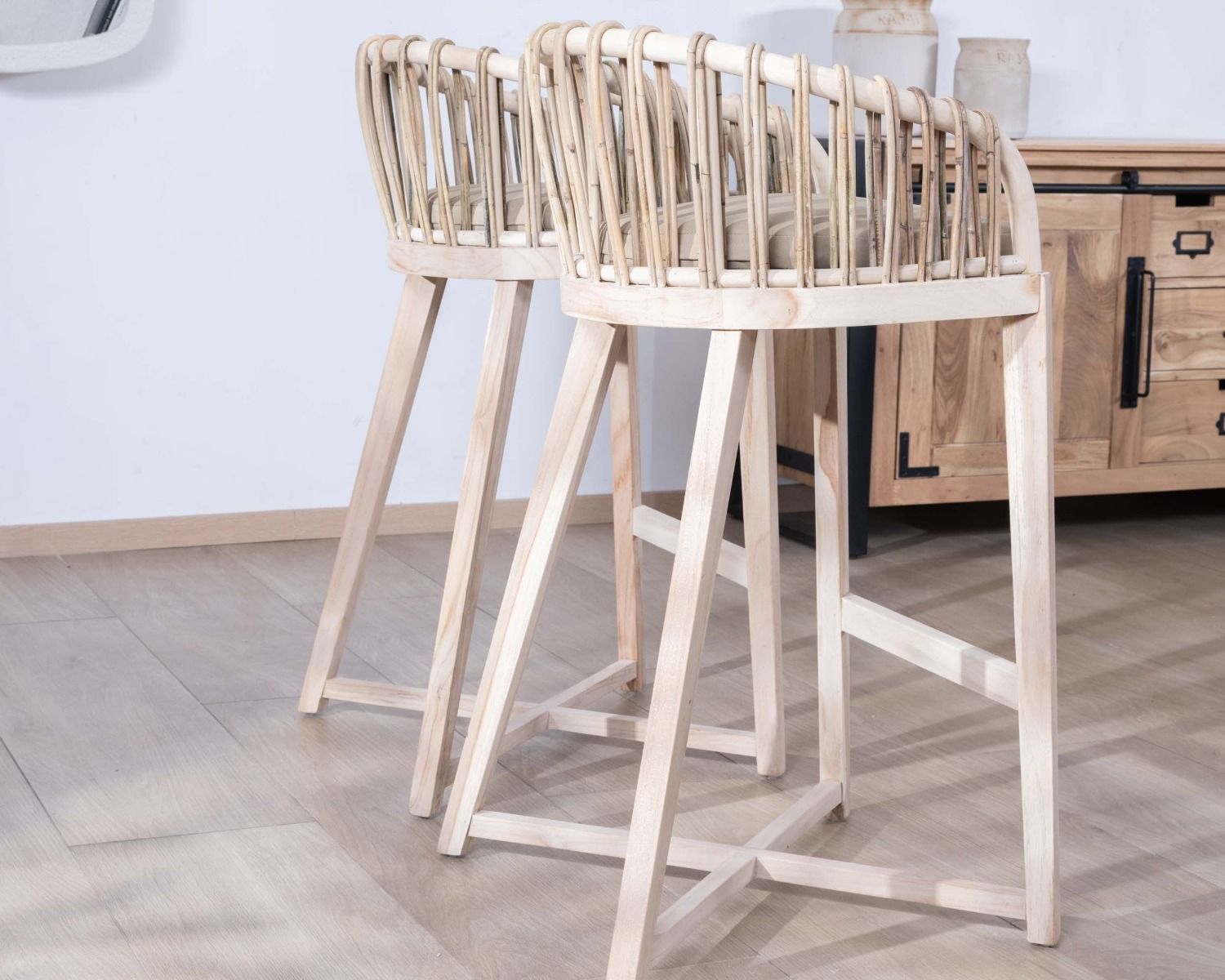 Seggiolone "Wilma" in teak e rattan con rivestimento in tessuto beige