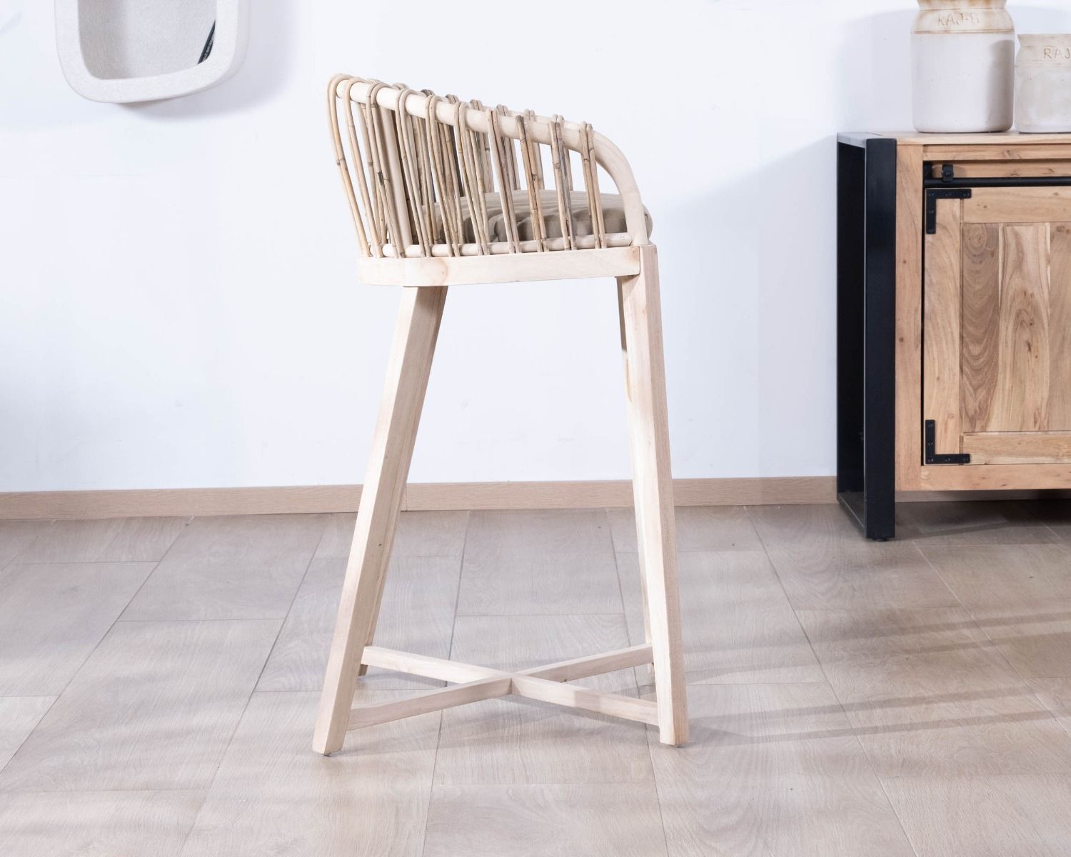 Seggiolone "Wilma" in teak e rattan con rivestimento in tessuto beige