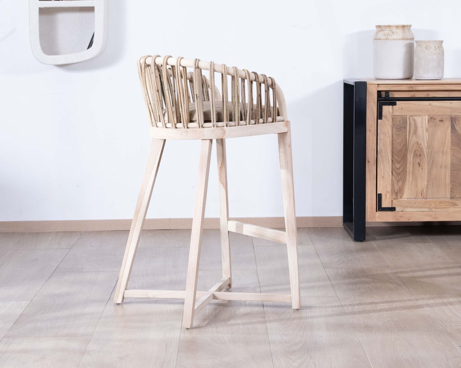 Seggiolone "Wilma" in teak e rattan con rivestimento in tessuto beige