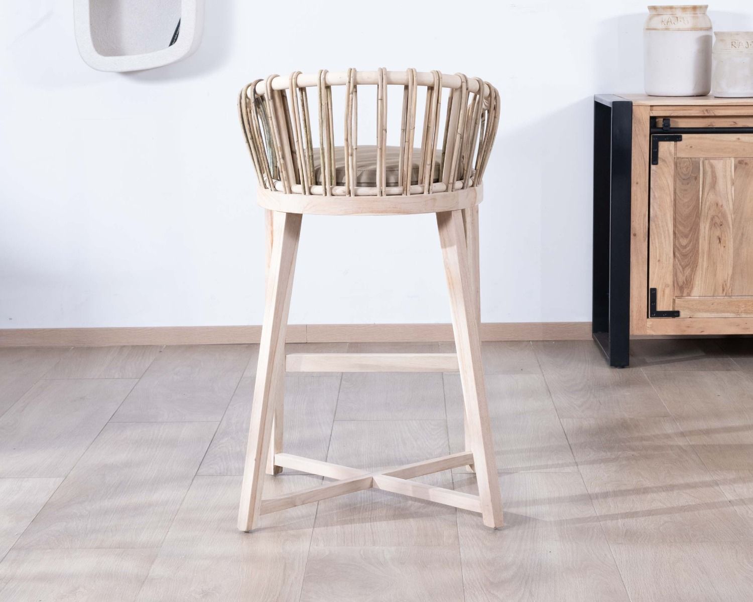 Seggiolone "Wilma" in teak e rattan con rivestimento in tessuto beige