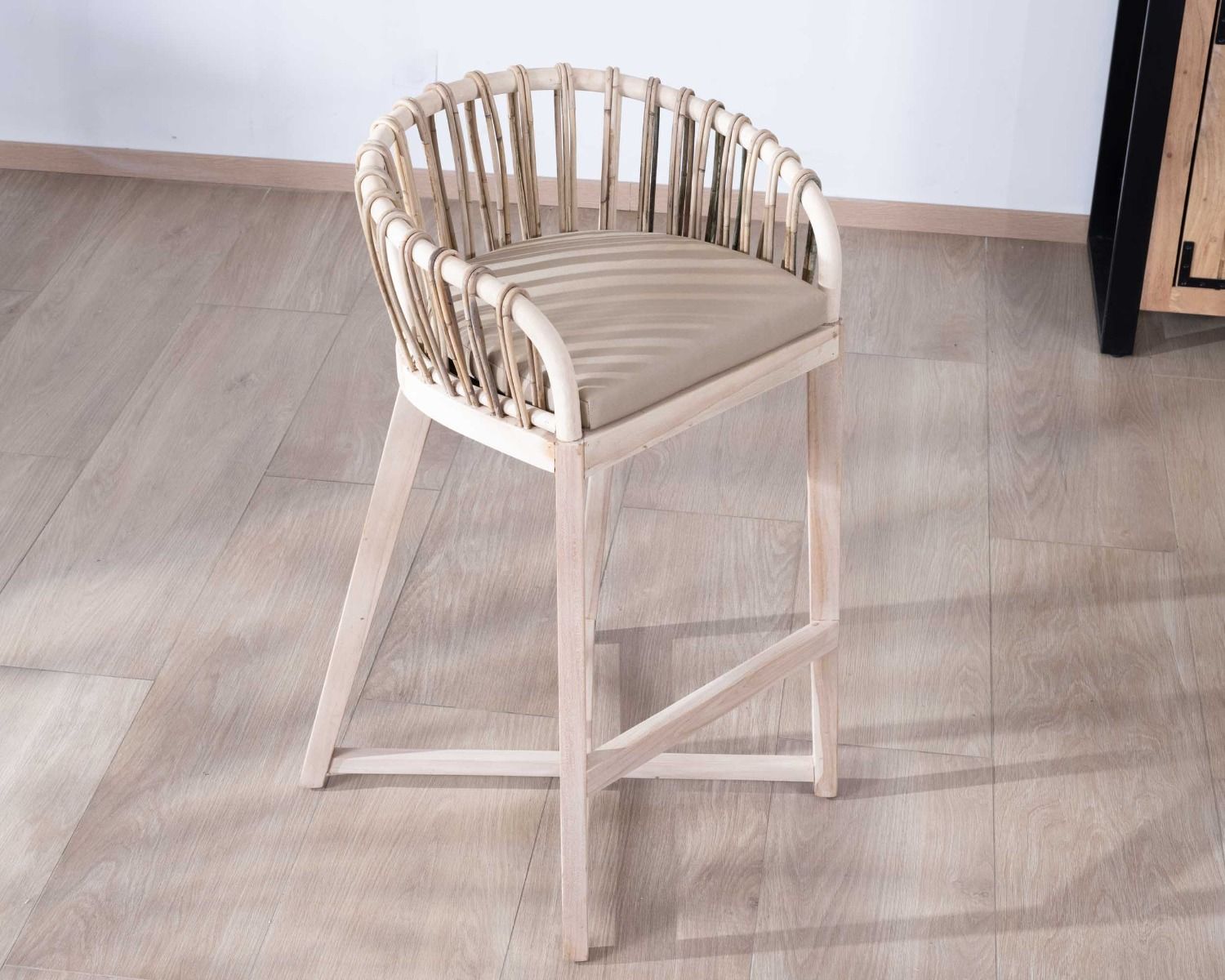 Seggiolone "Wilma" in teak e rattan con rivestimento in tessuto beige