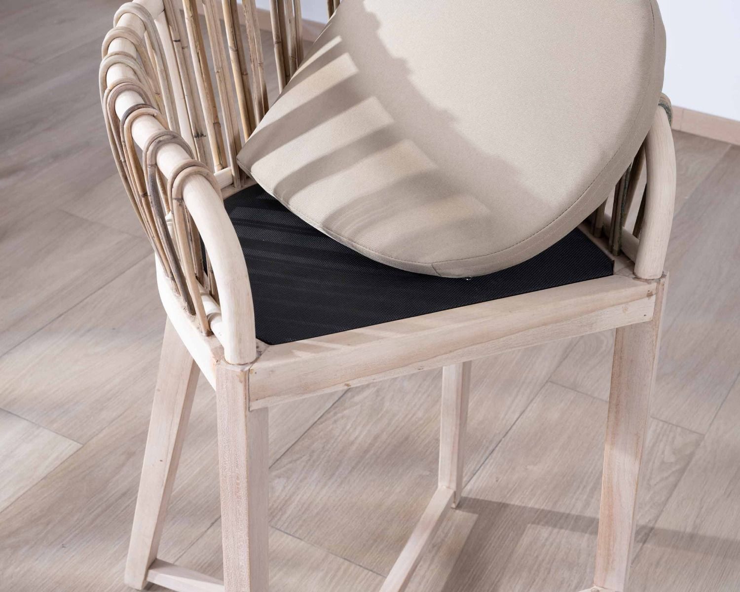 Seggiolone "Wilma" in teak e rattan con rivestimento in tessuto beige