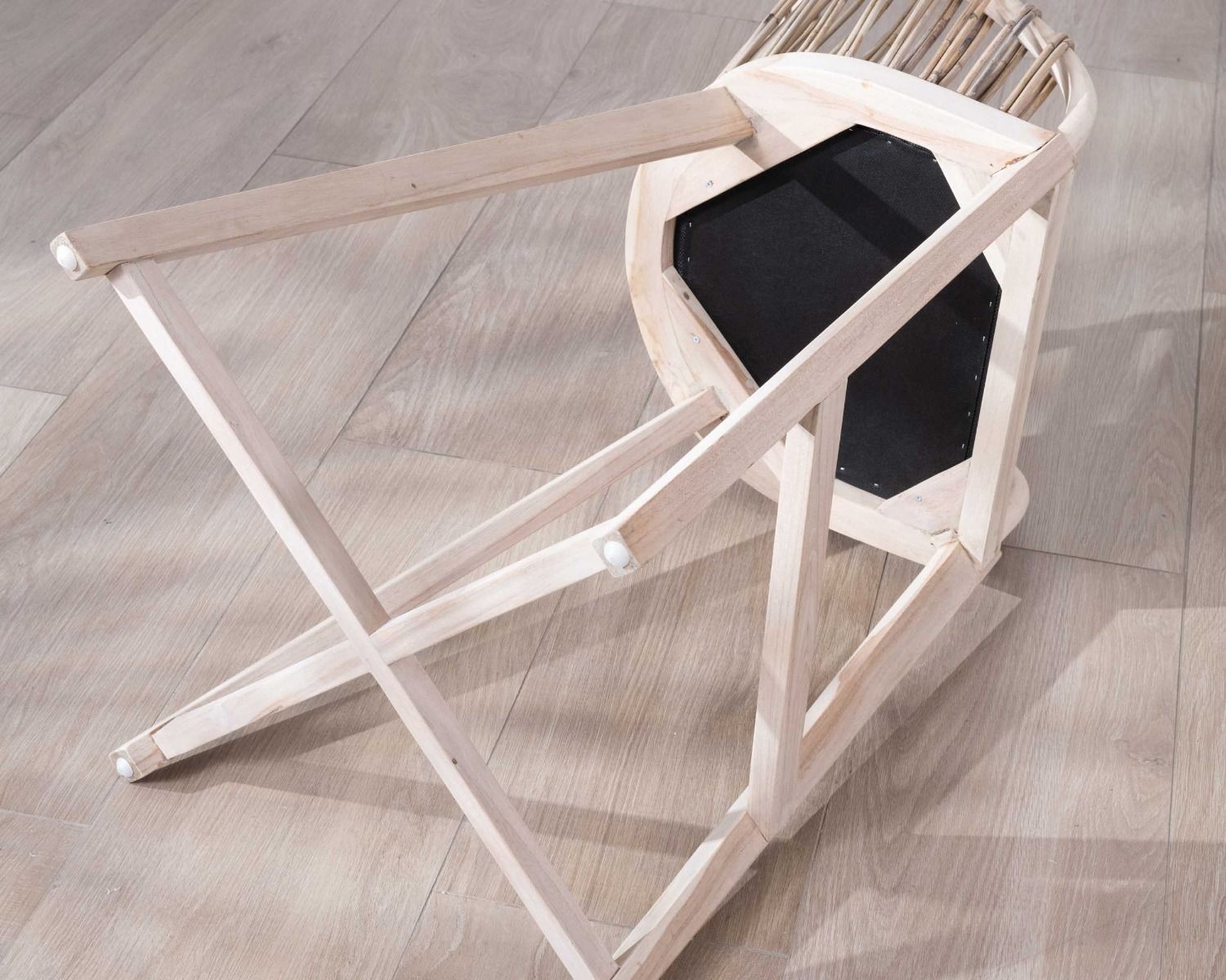 Seggiolone "Wilma" in teak e rattan con rivestimento in tessuto beige