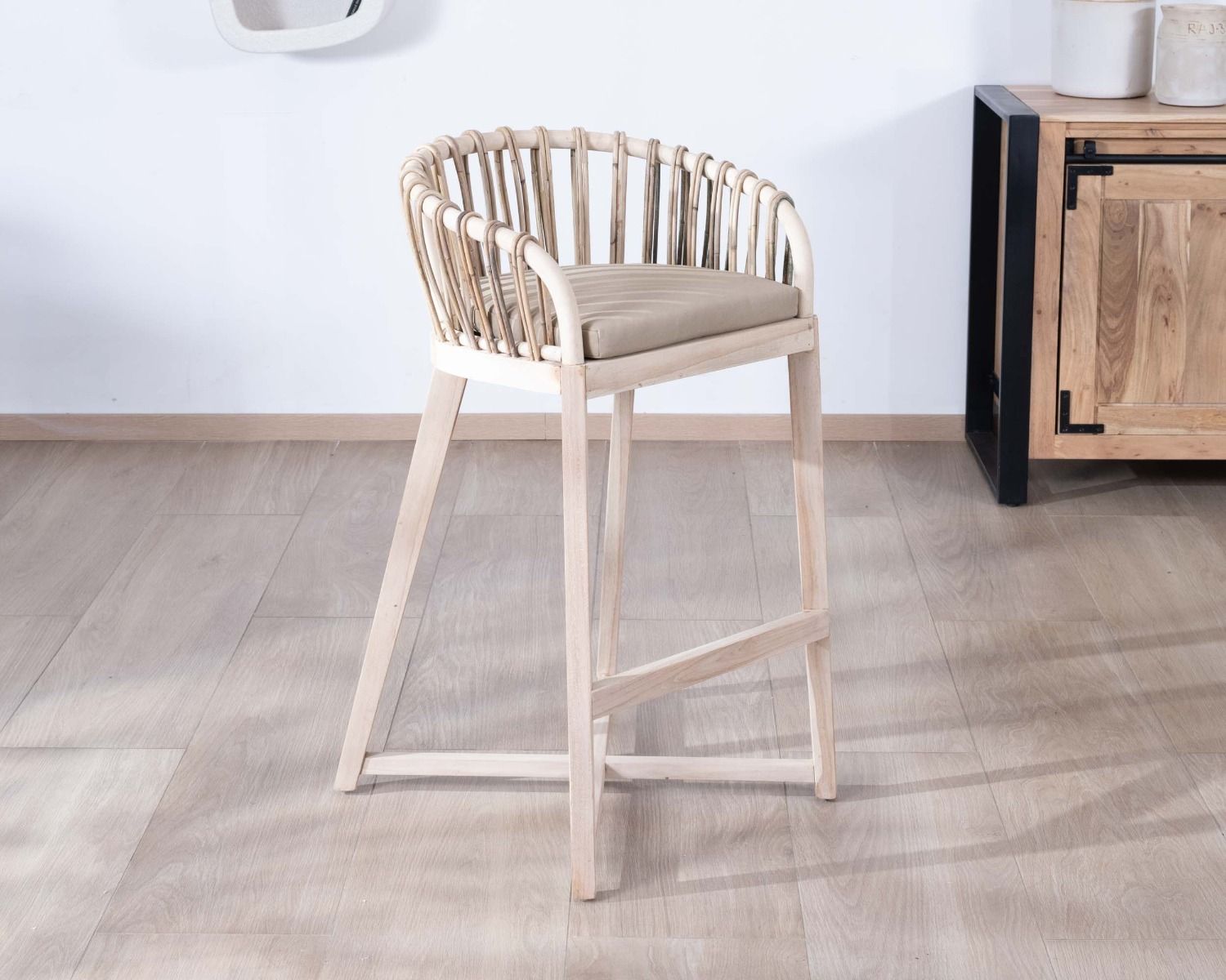 Seggiolone "Wilma" in teak e rattan con rivestimento in tessuto beige