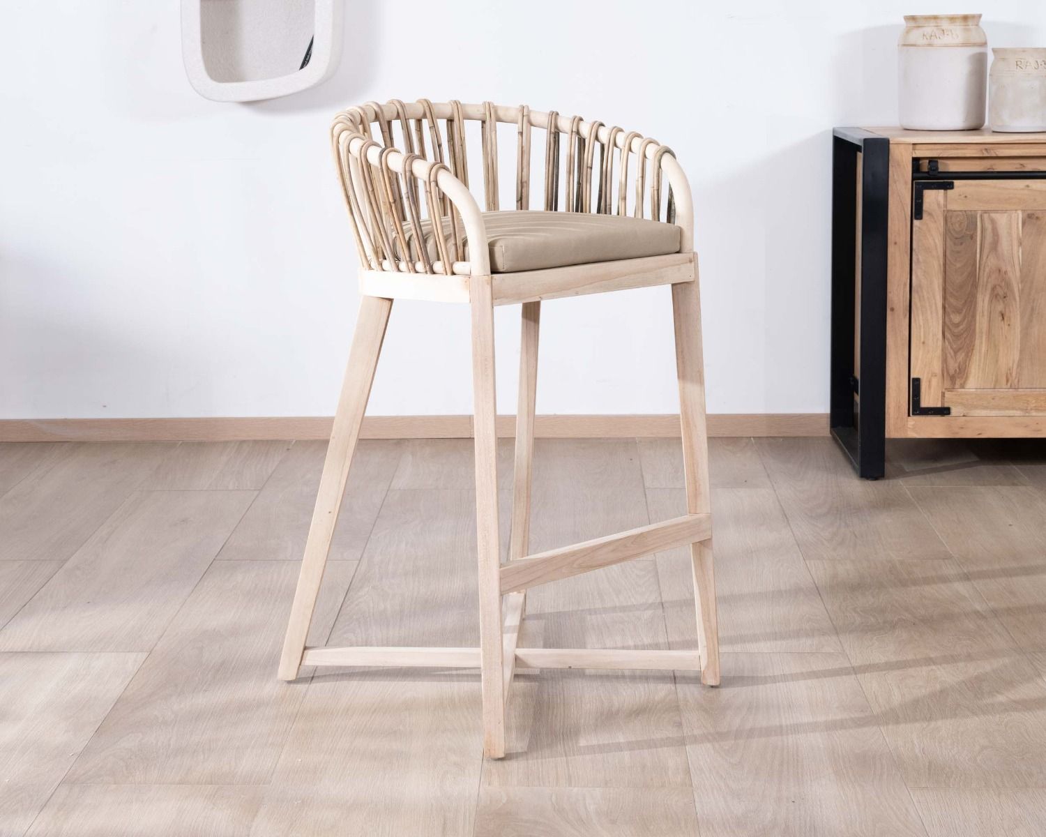 Seggiolone "Wilma" in teak e rattan con rivestimento in tessuto beige