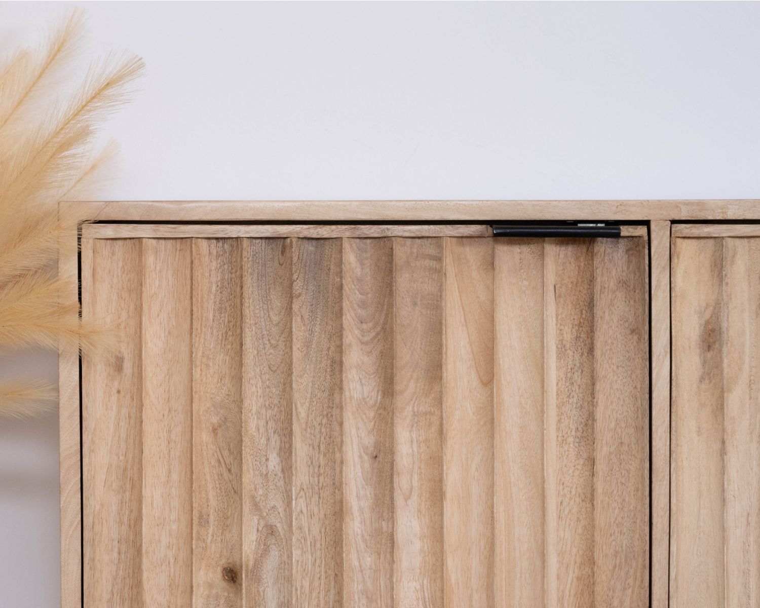 Credenza a 3 ante "Lanora" in legno massiccio di mango con frontali scanalati Stile contemporaneo Japandi