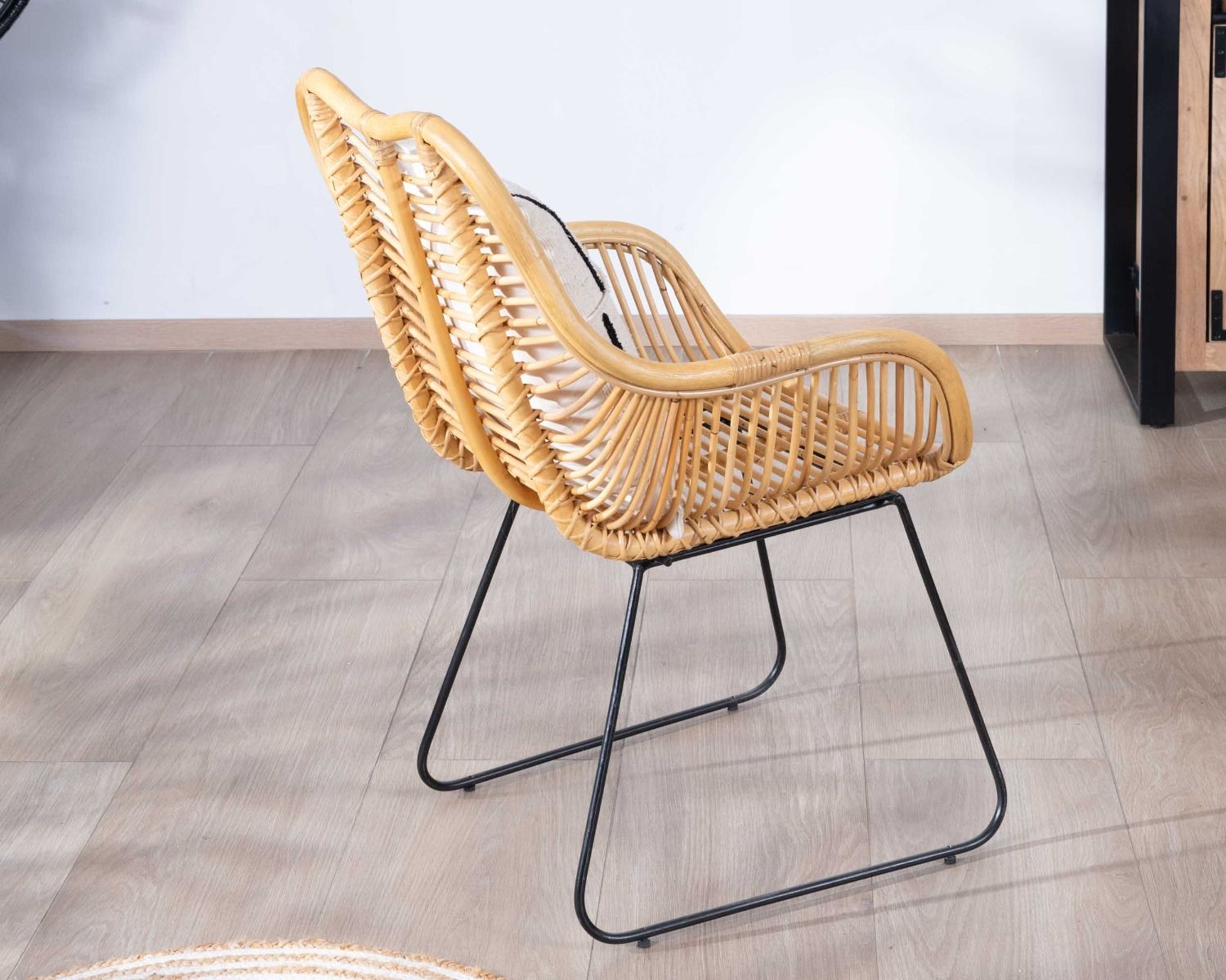 Set di 2 poltrone avvolgenti "Luna" in metallo nero e rattan