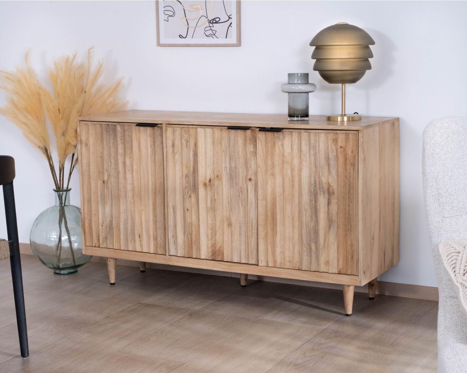 Credenza a 3 ante "Lanora" in legno massiccio di mango con frontali scanalati Stile contemporaneo Japandi