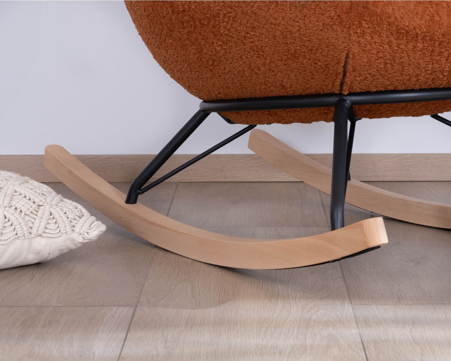 Sedia a dondolo contemporanea "Calista" in tessuto bouclette color ruggine