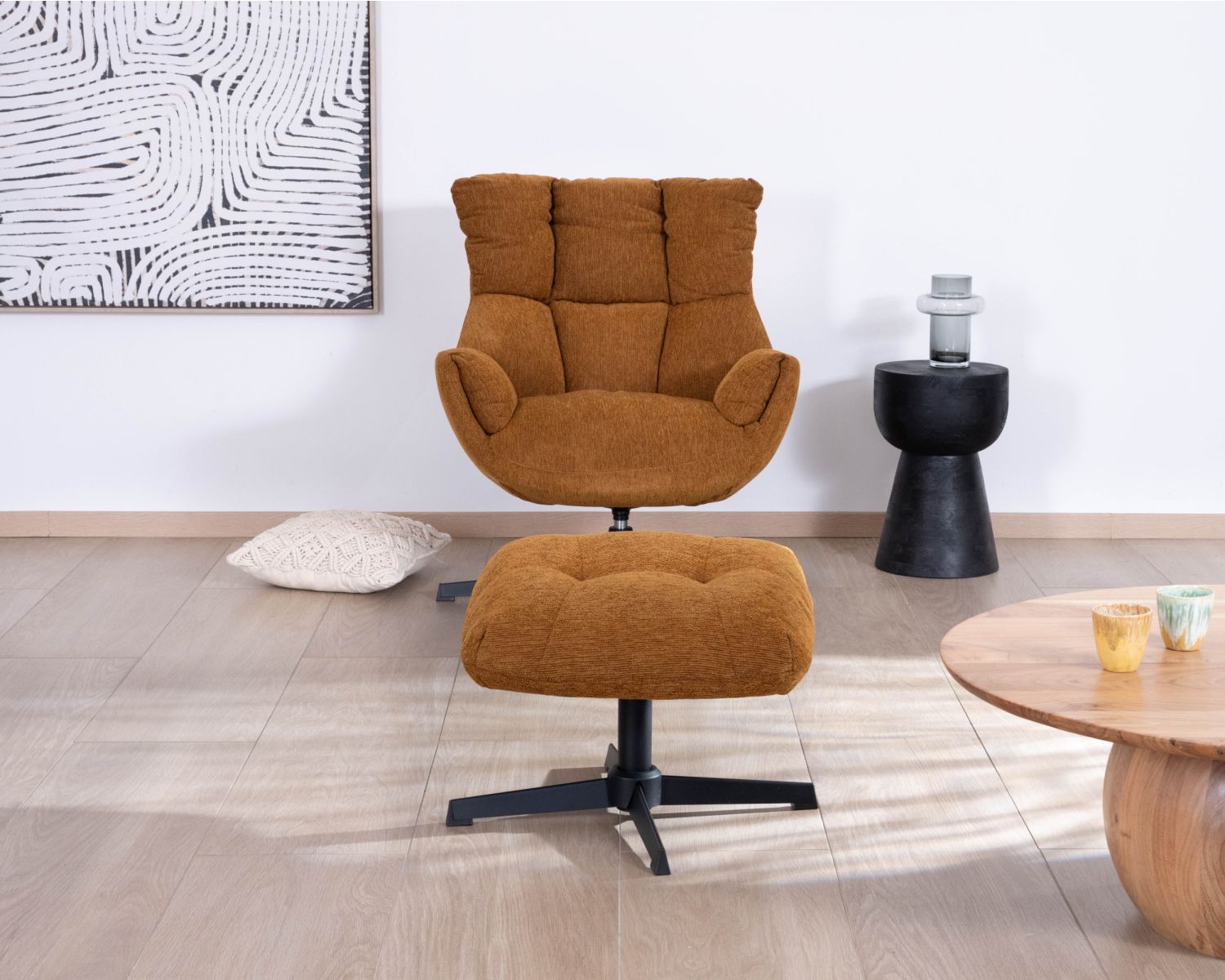 Poltrona girevole di design "Calista" con poggiapiedi in tessuto ciniglia senape