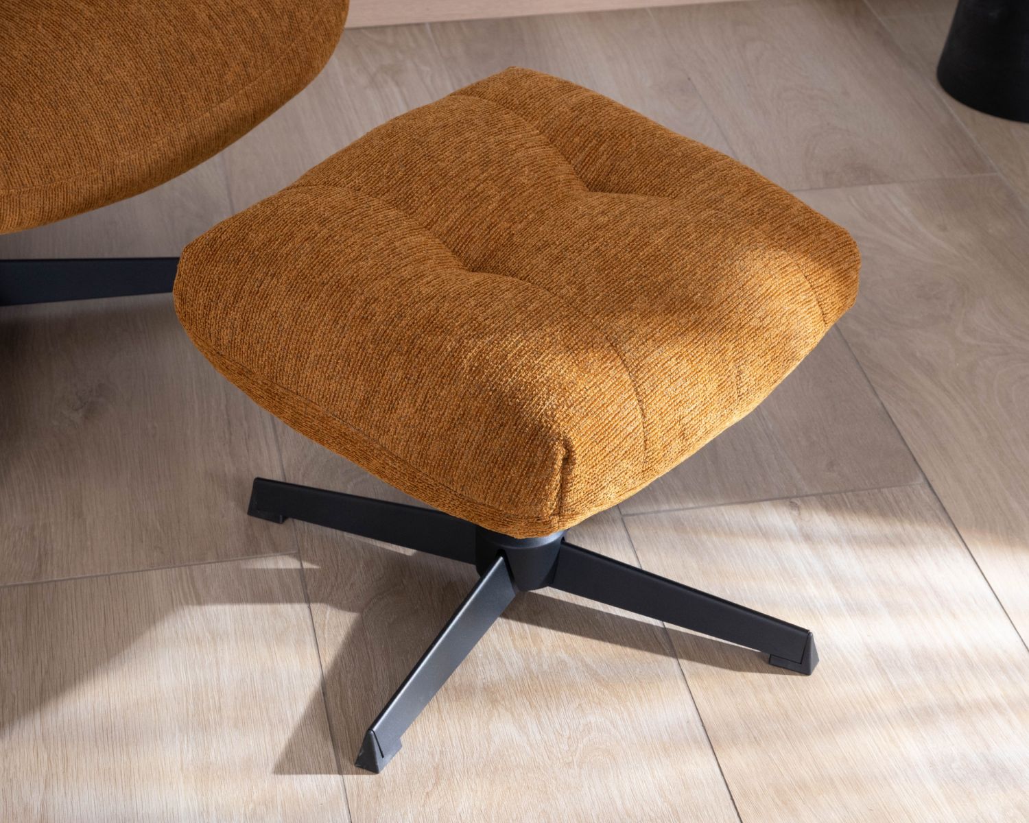 Poltrona girevole di design "Calista" con poggiapiedi in tessuto ciniglia senape