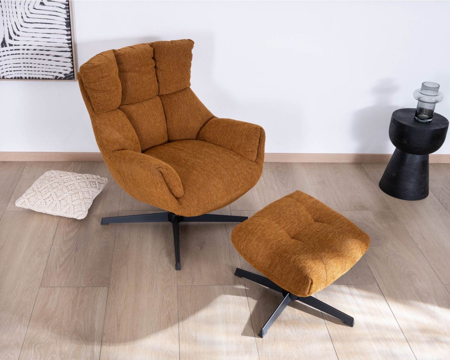 Poltrona girevole di design "Calista" con poggiapiedi in tessuto ciniglia senape