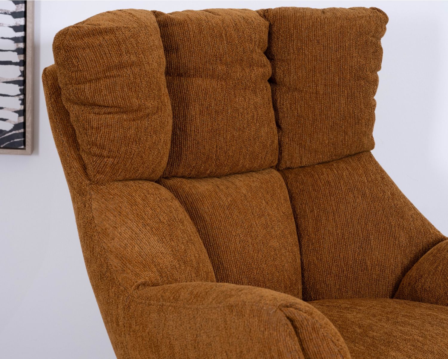 Poltrona girevole di design "Calista" con poggiapiedi in tessuto ciniglia senape