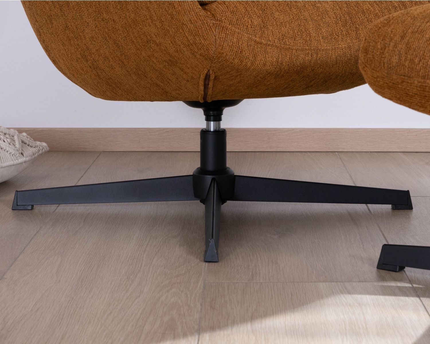 Poltrona girevole di design "Calista" con poggiapiedi in tessuto ciniglia senape