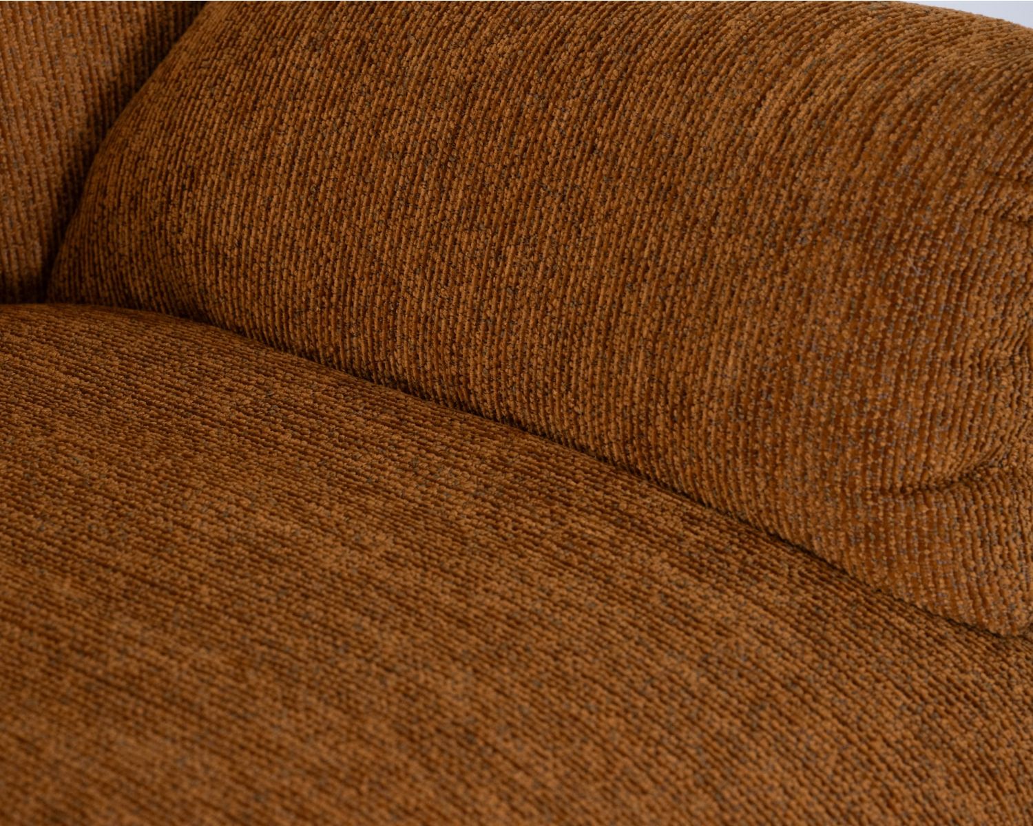 Poltrona girevole di design "Calista" con poggiapiedi in tessuto ciniglia senape