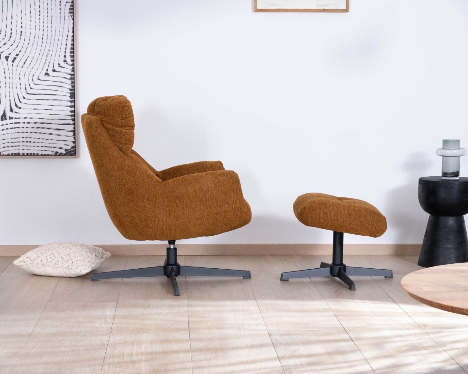 Poltrona girevole di design "Calista" con poggiapiedi in tessuto ciniglia senape