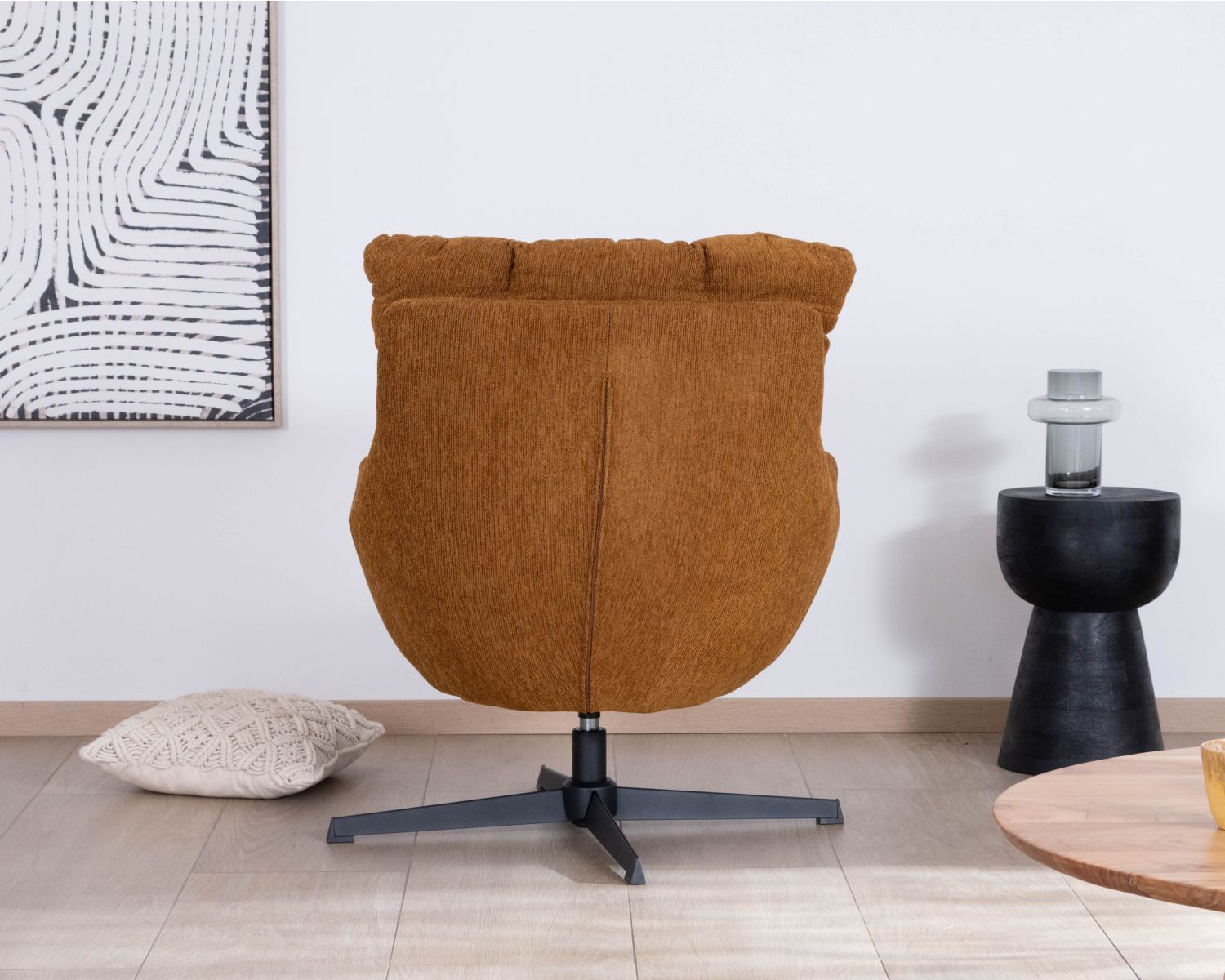 Poltrona girevole di design "Calista" con poggiapiedi in tessuto ciniglia senape