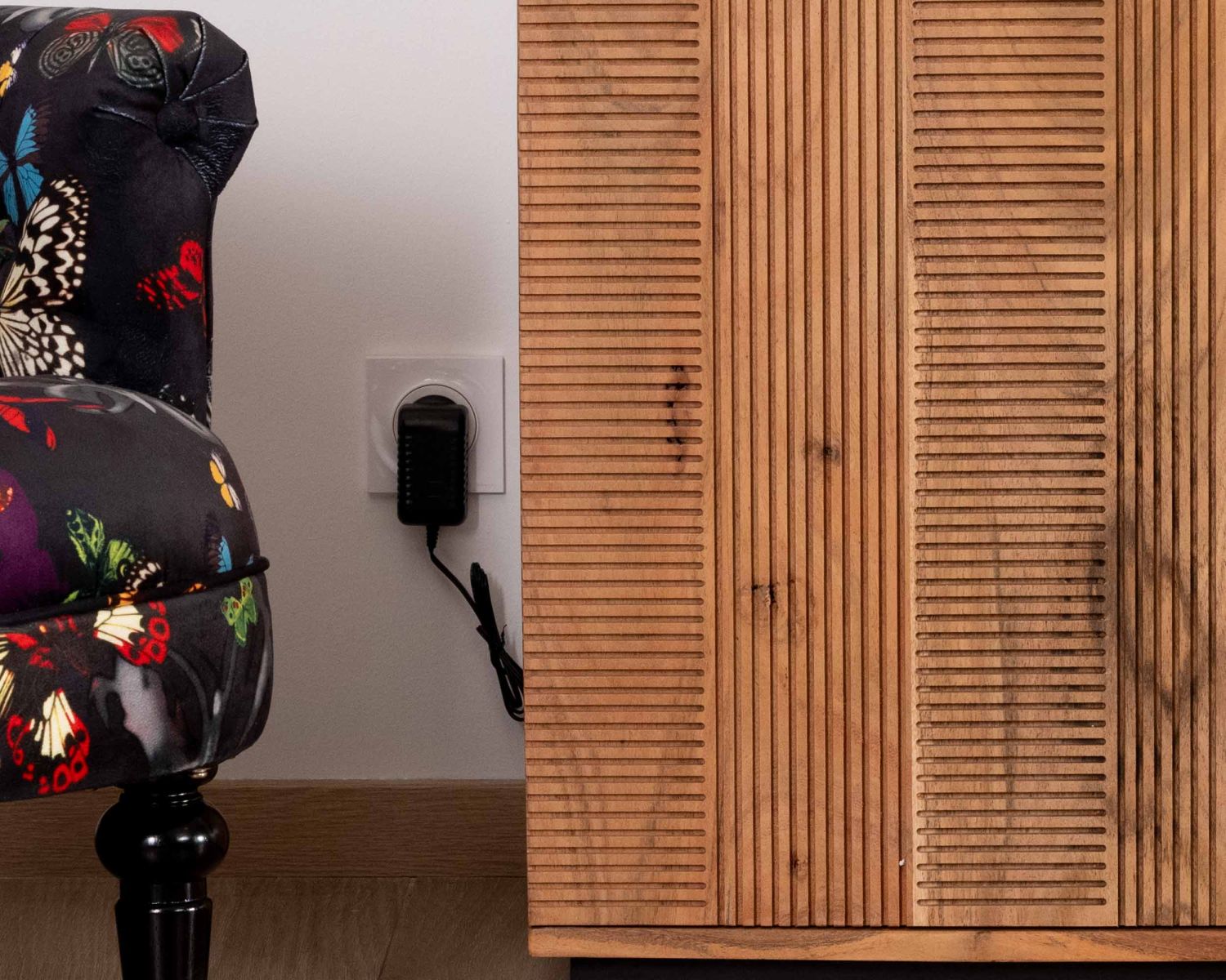 Credenza ultracontemporanea "Lumino" con nicchia di illuminazione a LED