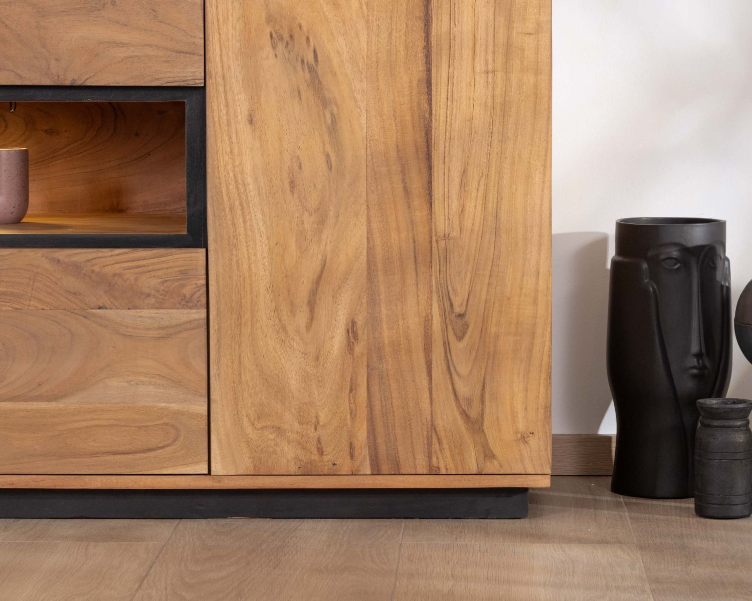 Credenza ultracontemporanea "Lumino" con nicchia di illuminazione a LED