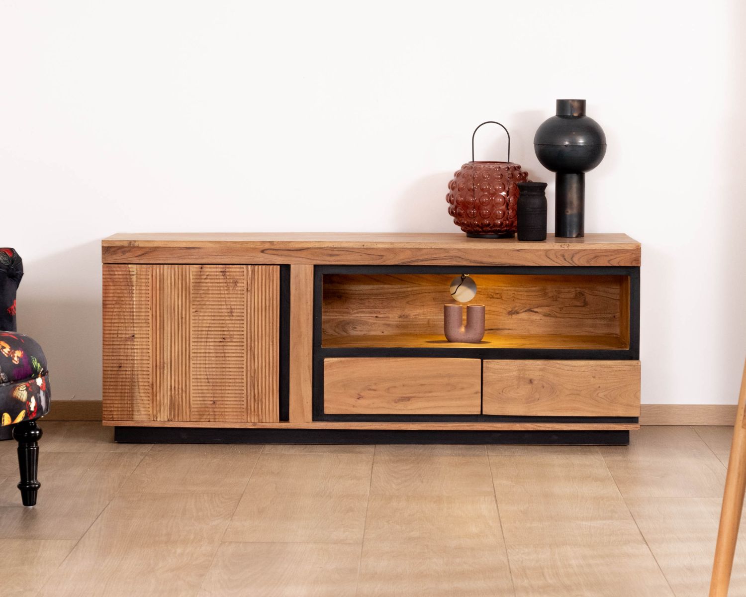 Mobile TV contemporaneo da 145 cm in acacia con bordo nero "Lumino" illuminazione LED a nicchia