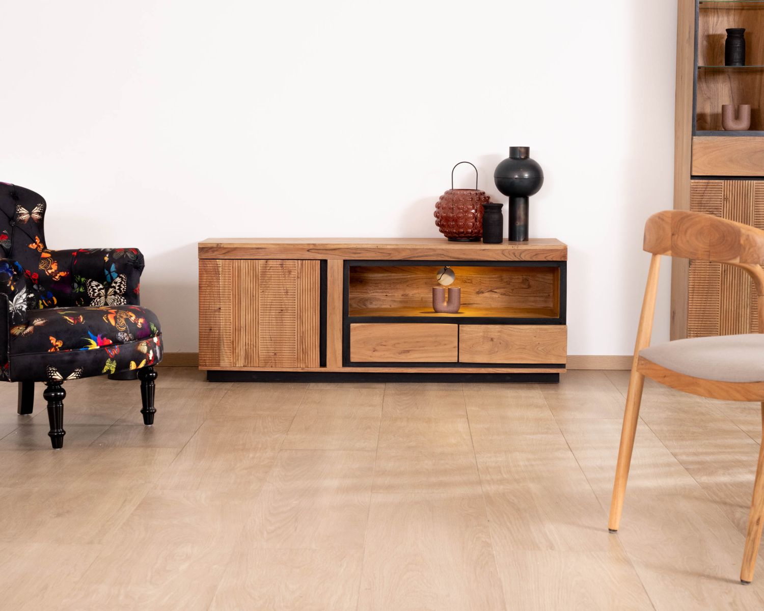 Mobile TV contemporaneo da 145 cm in acacia con bordo nero "Lumino" illuminazione LED a nicchia