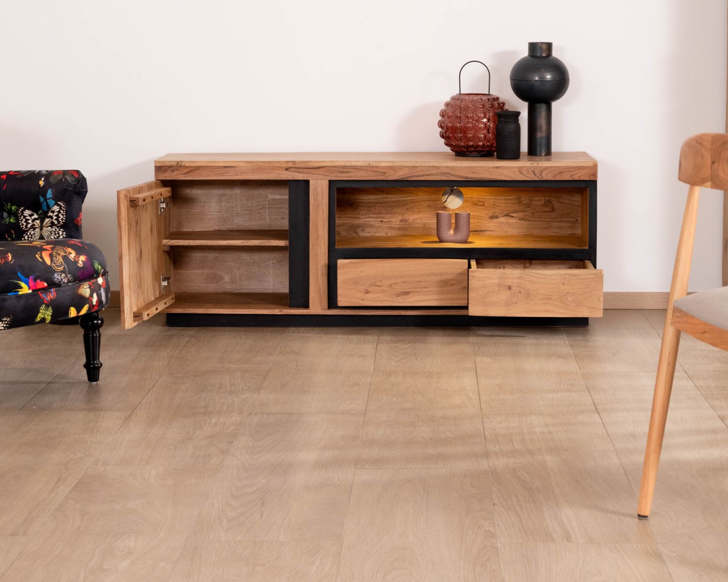 Mobile TV contemporaneo da 145 cm in acacia con bordo nero "Lumino" illuminazione LED a nicchia