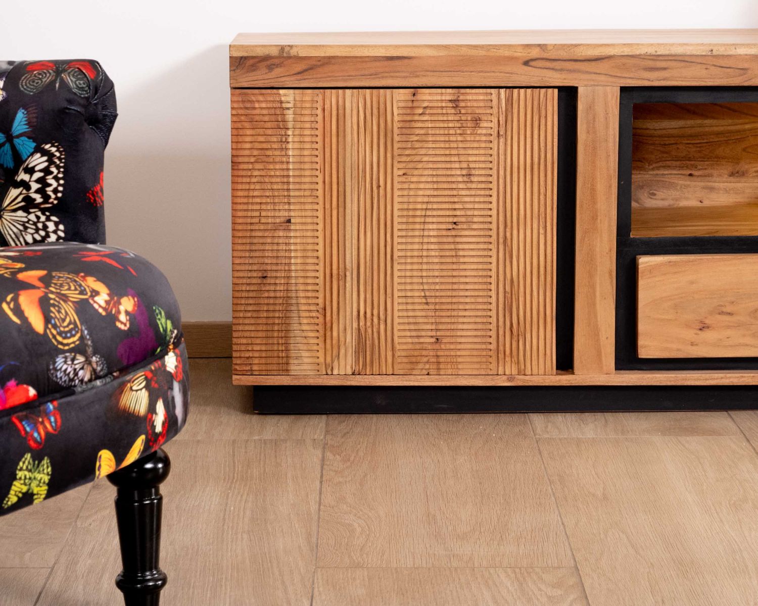 Mobile TV contemporaneo da 145 cm in acacia con bordo nero "Lumino" illuminazione LED a nicchia